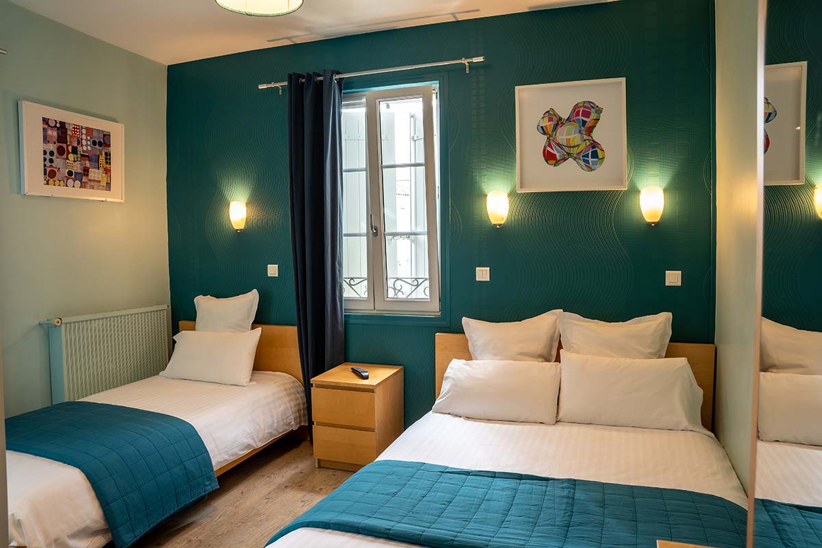 Chambre avec lit double et lit simple pour 3 personnes à l'hôtel à Corme Royal
