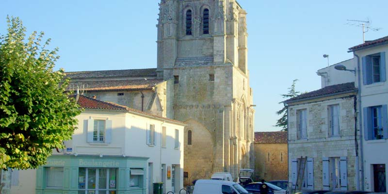 Church and house in Corme Royal near the restaurant near Saintes