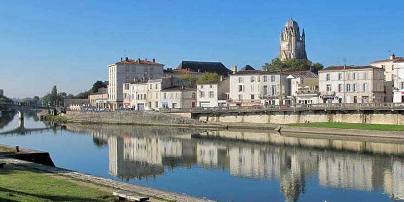 View of the town of Saintes near the restaurant in Corme-Royal